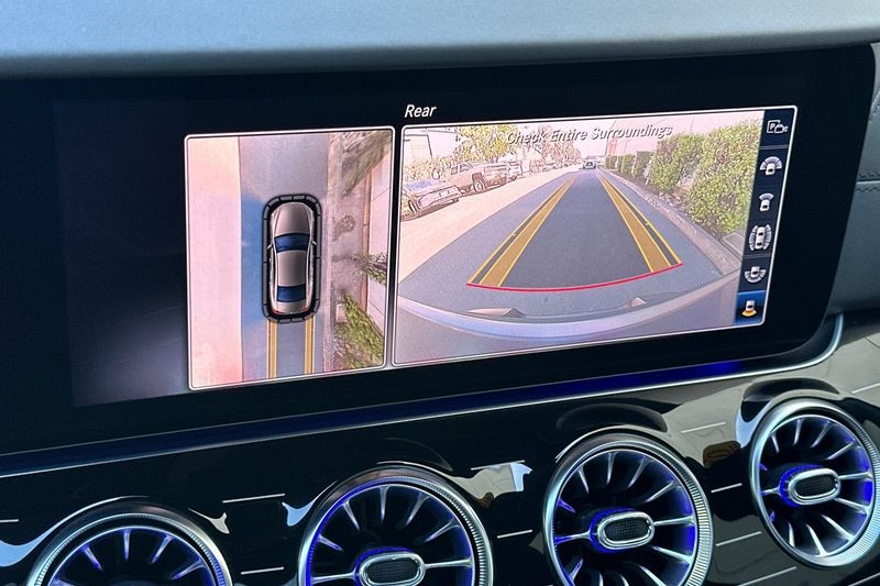 Mercedes-Benz CLS Vehicle Full-screen Gallery Image 18