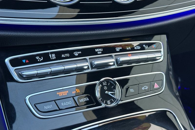 Mercedes-Benz CLS Vehicle Full-screen Gallery Image 19