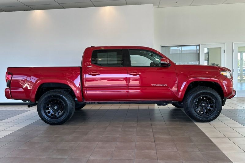 Toyota Tacoma 4WD Vehicle Full-screen Gallery Image 03