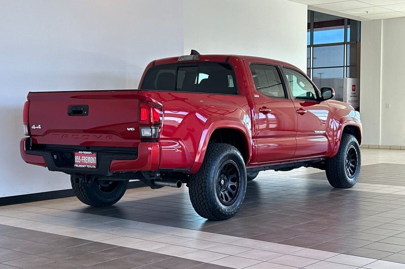 Toyota Tacoma 4WD Vehicle Full-screen Gallery Image 04