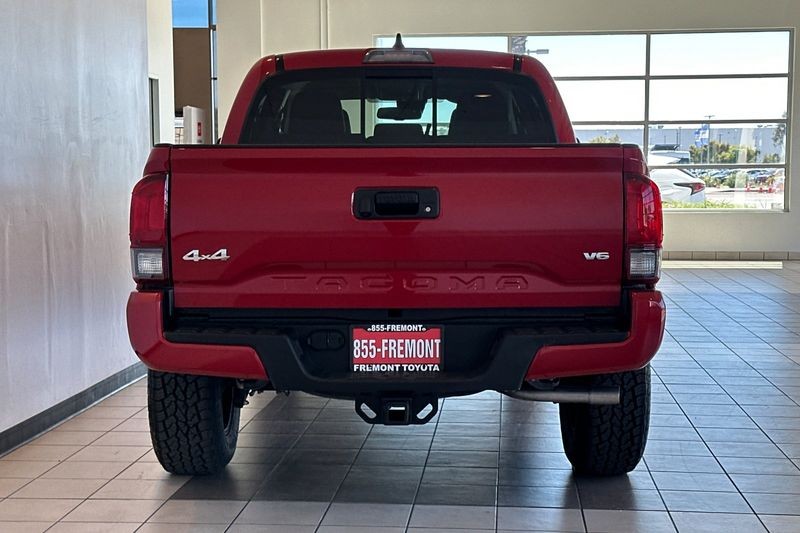 Toyota Tacoma 4WD Vehicle Full-screen Gallery Image 05
