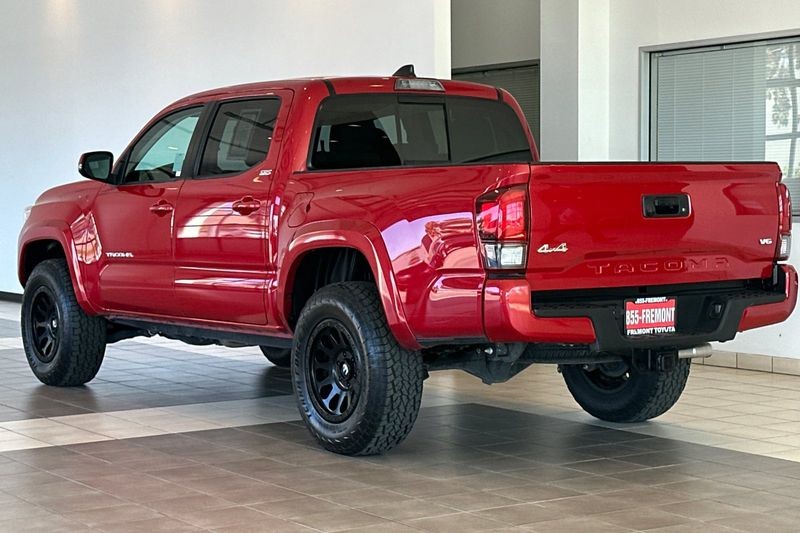 Toyota Tacoma 4WD Vehicle Full-screen Gallery Image 06