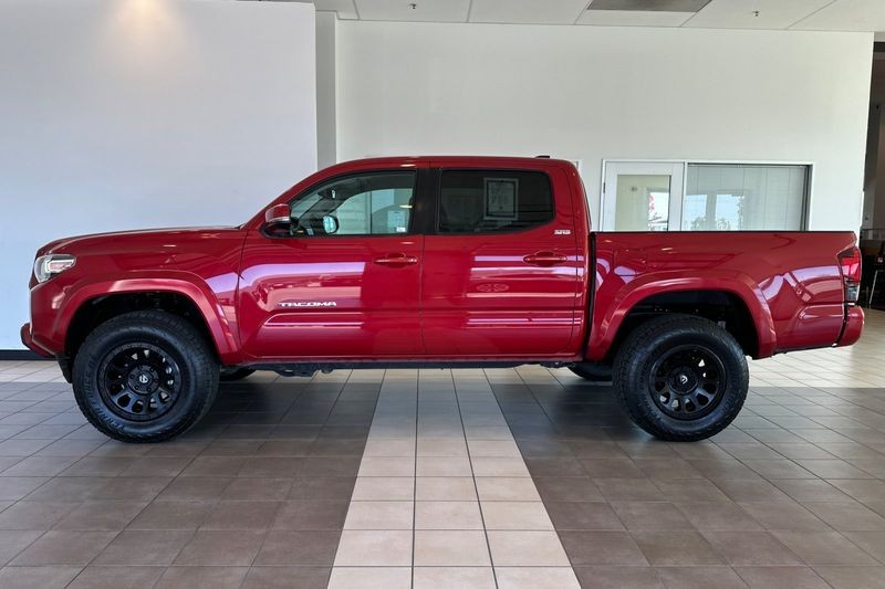 Toyota Tacoma 4WD Vehicle Full-screen Gallery Image 07
