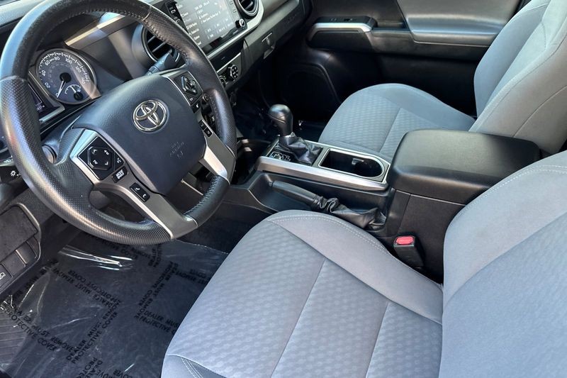 Toyota Tacoma 4WD Vehicle Full-screen Gallery Image 10