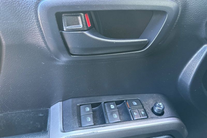 Toyota Tacoma 4WD Vehicle Full-screen Gallery Image 11