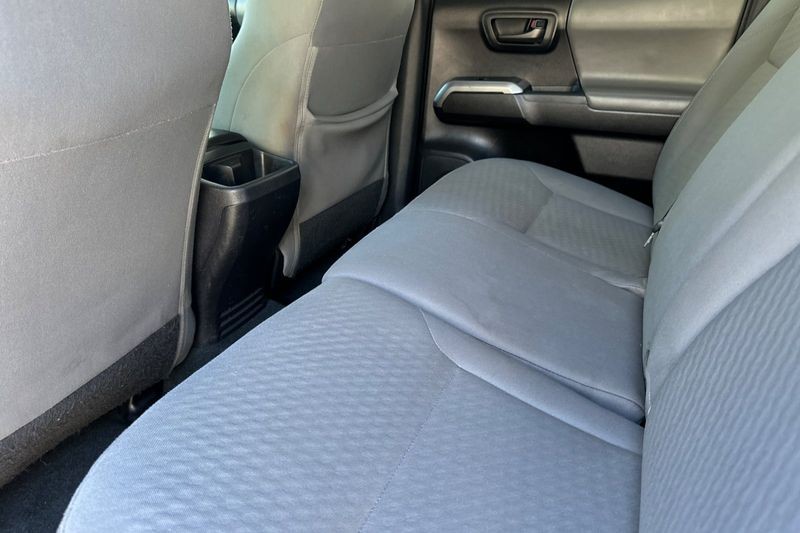 Toyota Tacoma 4WD Vehicle Full-screen Gallery Image 12