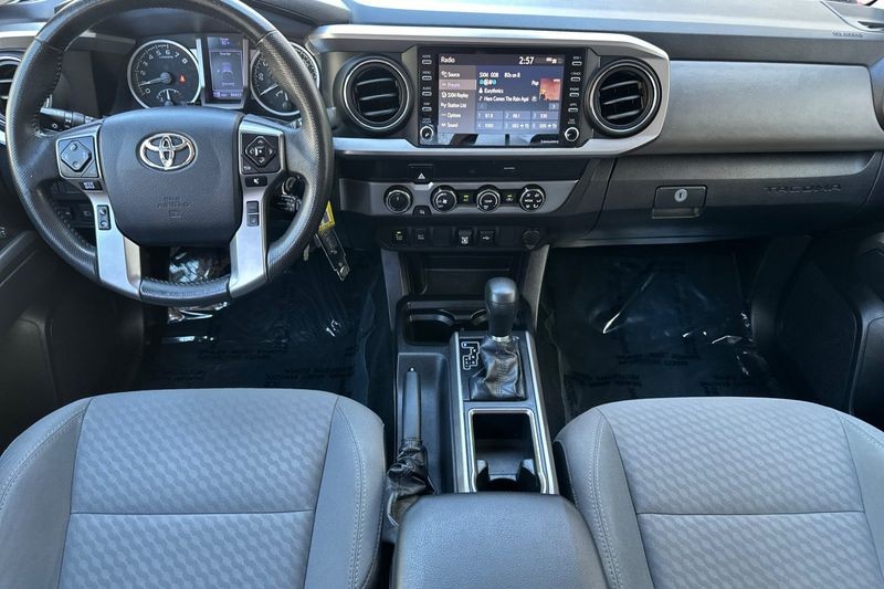 Toyota Tacoma 4WD Vehicle Full-screen Gallery Image 13