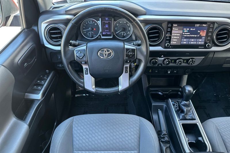 Toyota Tacoma 4WD Vehicle Full-screen Gallery Image 14