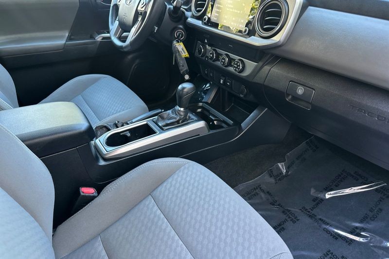 Toyota Tacoma 4WD Vehicle Full-screen Gallery Image 15