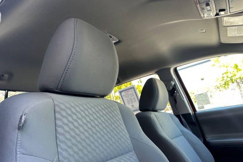 Toyota Tacoma 4WD Vehicle Full-screen Gallery Image 16