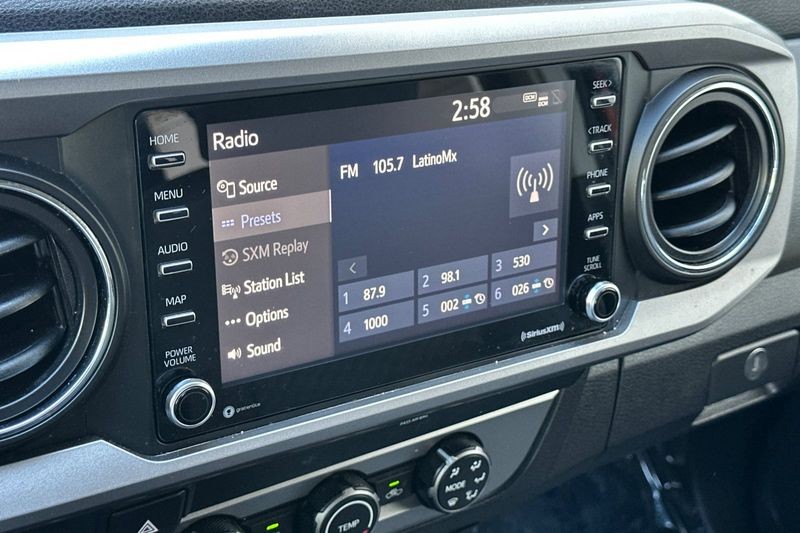 Toyota Tacoma 4WD Vehicle Full-screen Gallery Image 17