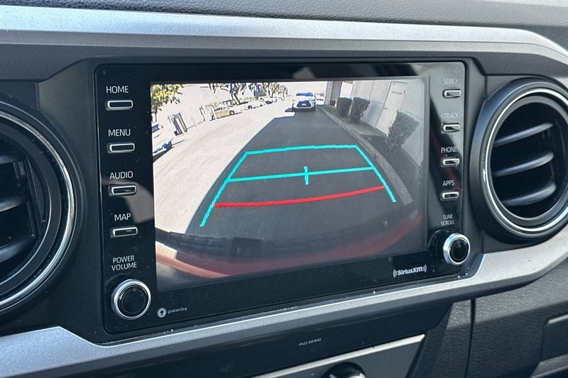 Toyota Tacoma 4WD Vehicle Full-screen Gallery Image 18