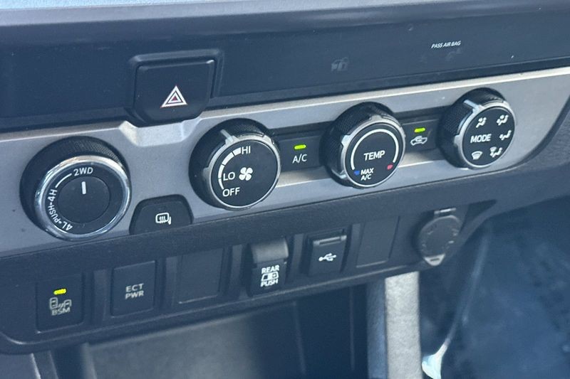 Toyota Tacoma 4WD Vehicle Full-screen Gallery Image 19