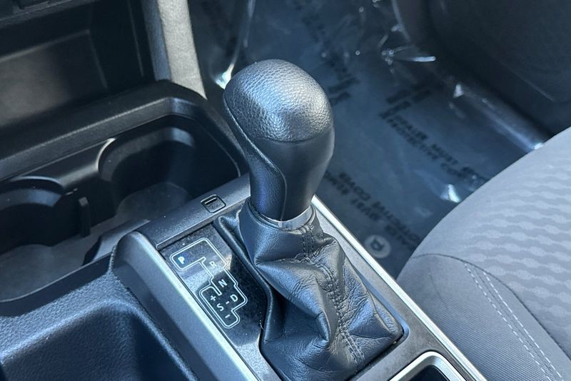 Toyota Tacoma 4WD Vehicle Full-screen Gallery Image 20