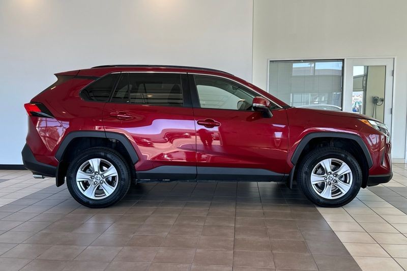 Toyota RAV4 Vehicle Full-screen Gallery Image 03