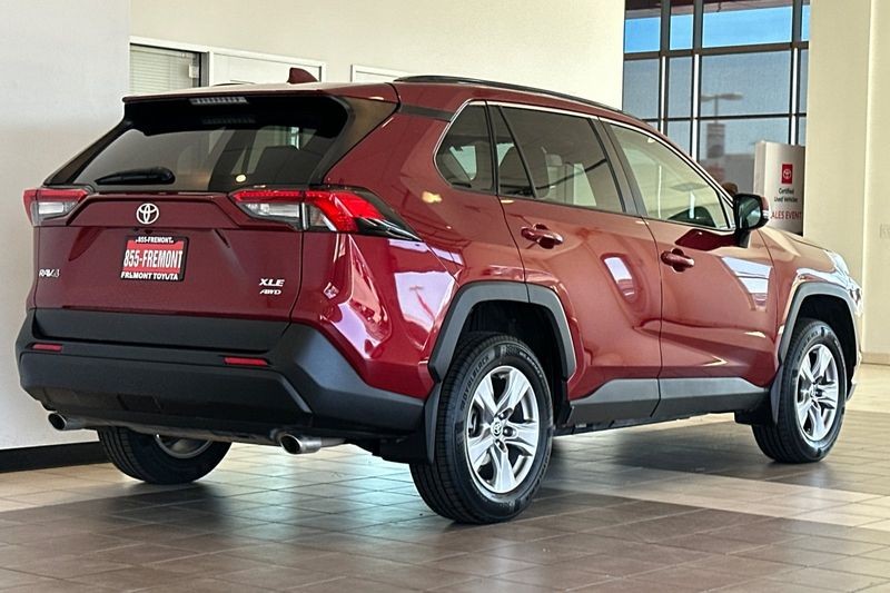 Toyota RAV4 Vehicle Full-screen Gallery Image 04