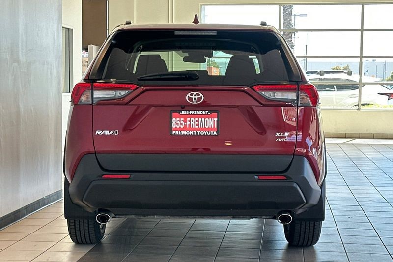Toyota RAV4 Vehicle Full-screen Gallery Image 05