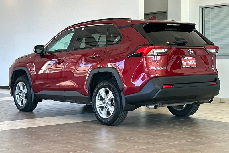 Toyota RAV4 Vehicle Full-screen Gallery Image 06
