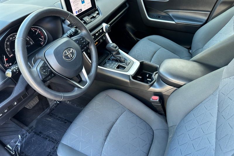 Toyota RAV4 Vehicle Full-screen Gallery Image 10
