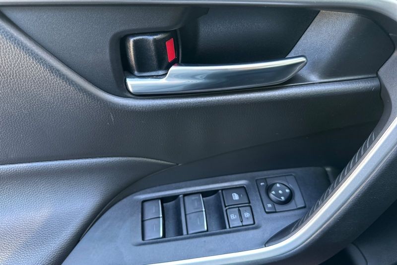 Toyota RAV4 Vehicle Full-screen Gallery Image 11