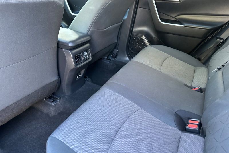 Toyota RAV4 Vehicle Full-screen Gallery Image 12