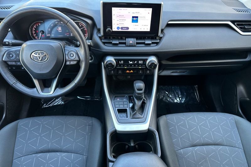 Toyota RAV4 Vehicle Full-screen Gallery Image 13