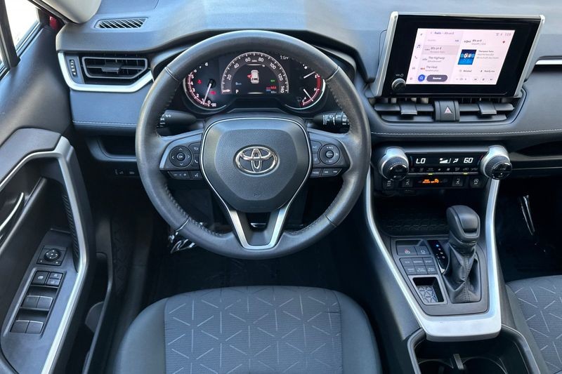Toyota RAV4 Vehicle Full-screen Gallery Image 14
