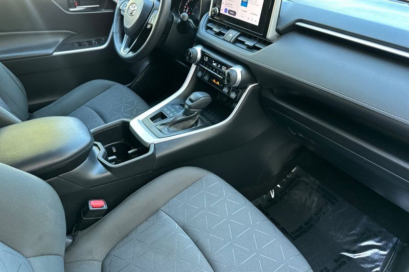 Toyota RAV4 Vehicle Full-screen Gallery Image 16