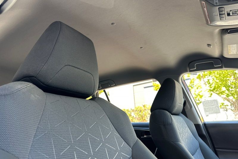 Toyota RAV4 Vehicle Full-screen Gallery Image 17