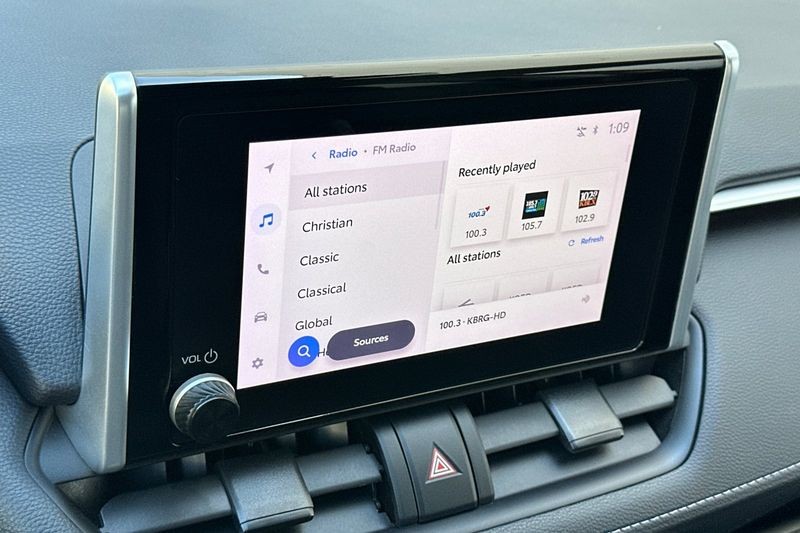 Toyota RAV4 Vehicle Full-screen Gallery Image 18