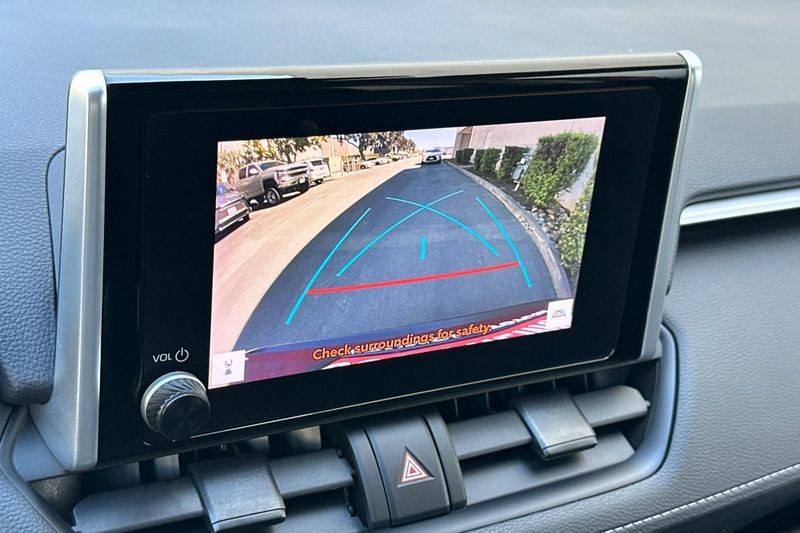 Toyota RAV4 Vehicle Full-screen Gallery Image 19
