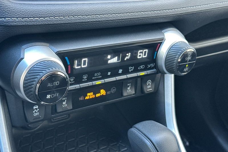 Toyota RAV4 Vehicle Full-screen Gallery Image 20
