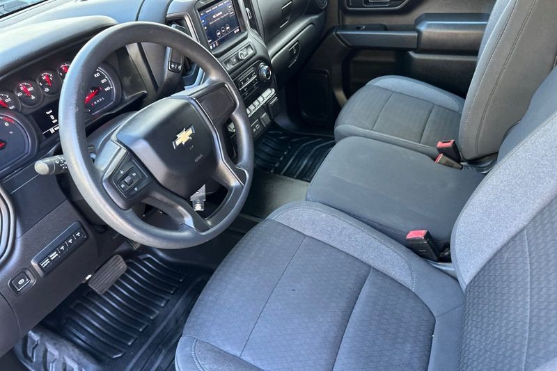 Chevrolet Silverado 2500HD Vehicle Full-screen Gallery Image 10