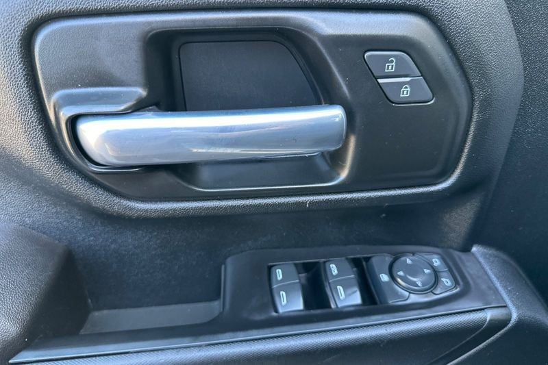 Chevrolet Silverado 2500HD Vehicle Full-screen Gallery Image 11