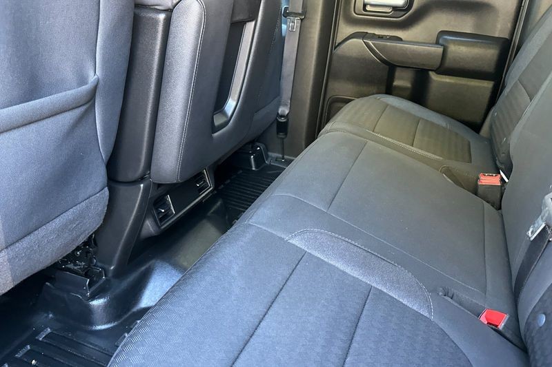 Chevrolet Silverado 2500HD Vehicle Full-screen Gallery Image 12
