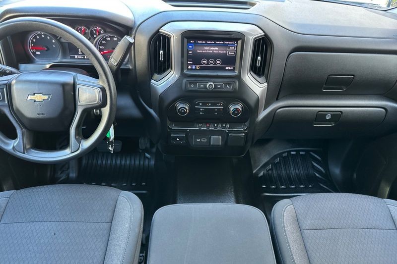 Chevrolet Silverado 2500HD Vehicle Full-screen Gallery Image 13