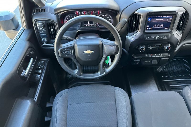 Chevrolet Silverado 2500HD Vehicle Full-screen Gallery Image 14