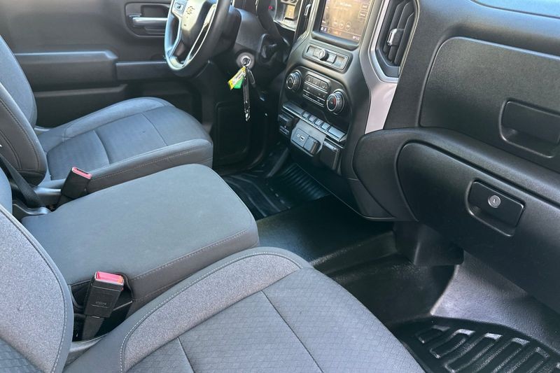 Chevrolet Silverado 2500HD Vehicle Full-screen Gallery Image 15