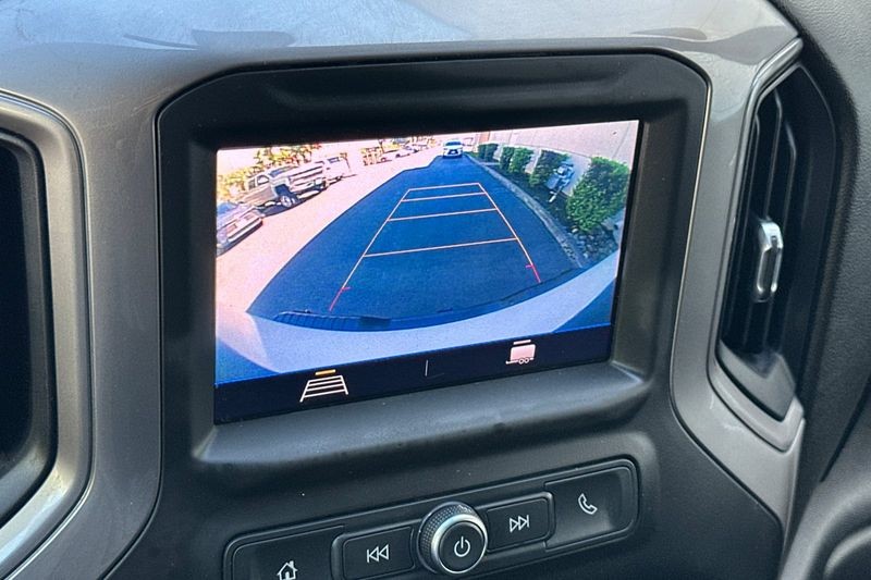 Chevrolet Silverado 2500HD Vehicle Full-screen Gallery Image 18