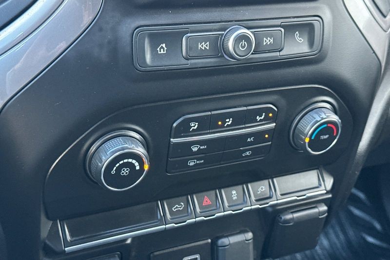 Chevrolet Silverado 2500HD Vehicle Full-screen Gallery Image 19