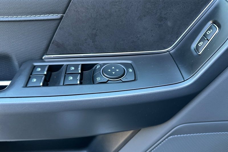 Ford F-150 Vehicle Full-screen Gallery Image 11