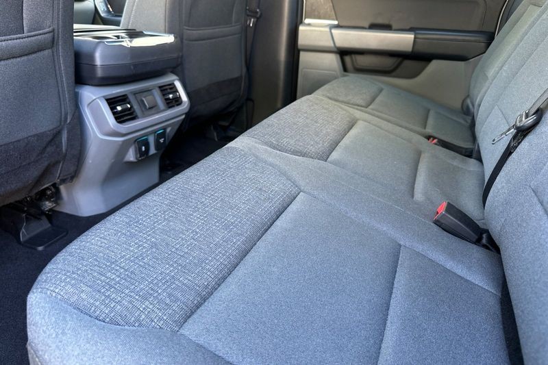 Ford F-150 Vehicle Full-screen Gallery Image 12