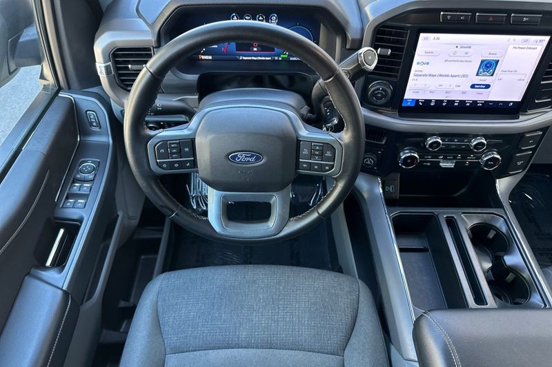 Ford F-150 Vehicle Full-screen Gallery Image 14