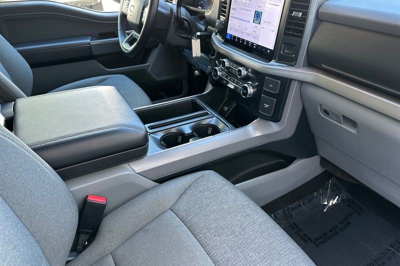Ford F-150 Vehicle Full-screen Gallery Image 15