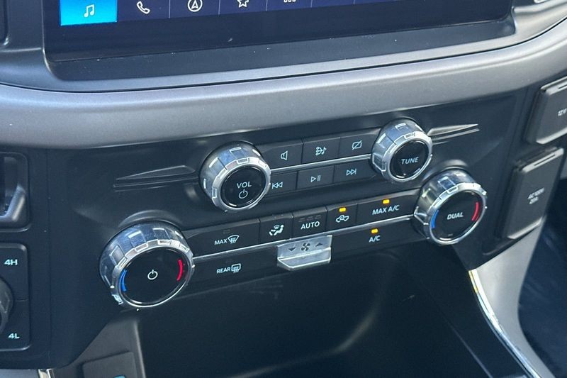 Ford F-150 Vehicle Full-screen Gallery Image 19