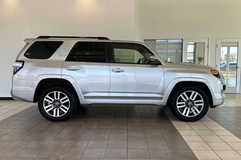 Toyota 4Runner Vehicle Full-screen Gallery Image 03