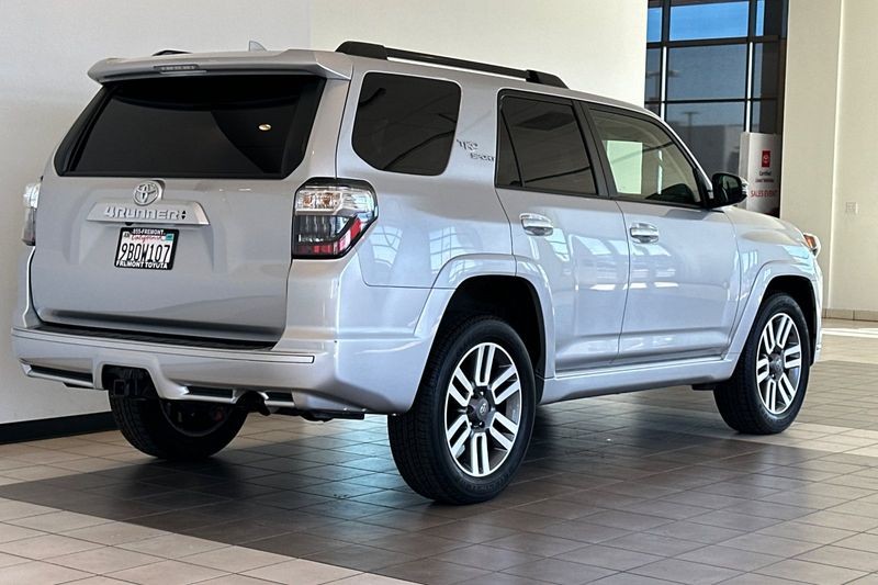 Toyota 4Runner Vehicle Full-screen Gallery Image 04