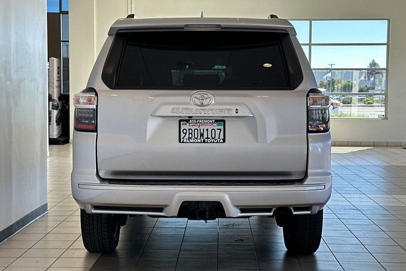 Toyota 4Runner Vehicle Full-screen Gallery Image 05
