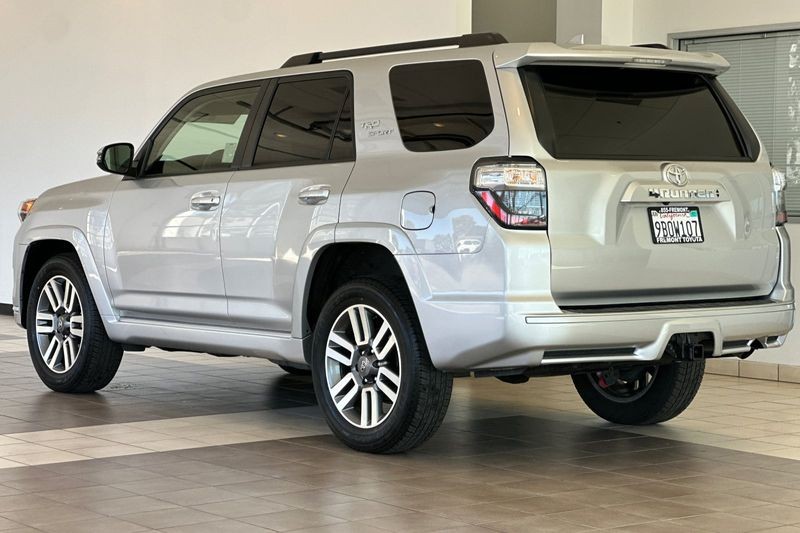 Toyota 4Runner Vehicle Full-screen Gallery Image 06