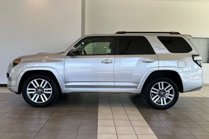 Toyota 4Runner Vehicle Full-screen Gallery Image 07